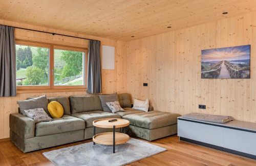 Lazfons House | Top-Rated Ratscheinerhof App Waldruhe with Hot Tub & More
