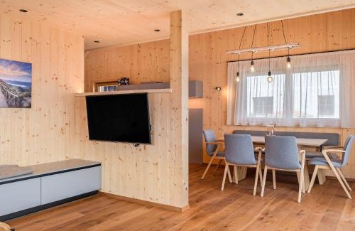 Lazfons House | Top-Rated Ratscheinerhof App Waldruhe with Hot Tub & More