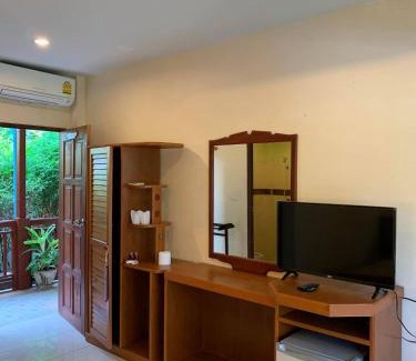Chaweng City Center House | Cozy Rattana Guesthouse & Bungalow with Ocean Views