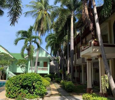 Chaweng City Center House | Cozy Rattana Guesthouse & Bungalow with Ocean Views