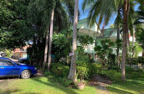 Chaweng City Center House | Cozy Rattana Guesthouse & Bungalow with Ocean Views