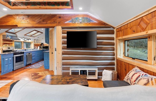 Missoula House | Pet-Friendly Rattlesnake Wilderness Cabin with Hot Tub & Spa