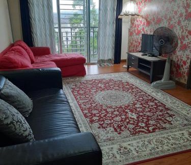 Bandar Puncak Alam Apartment | Family-Friendly Ratu Homestay with Pool & Great Reviews