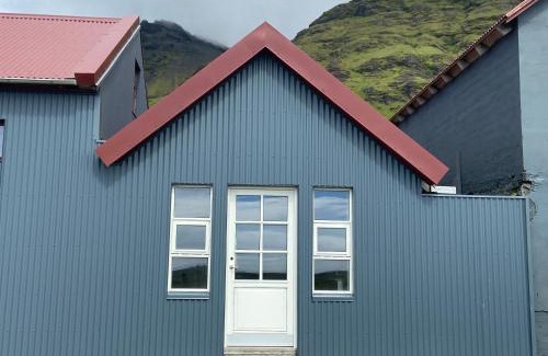 Eyvindarholar Apartment | Child-Friendly Retreat: Rauðafell Apartment with 9.4 Rating