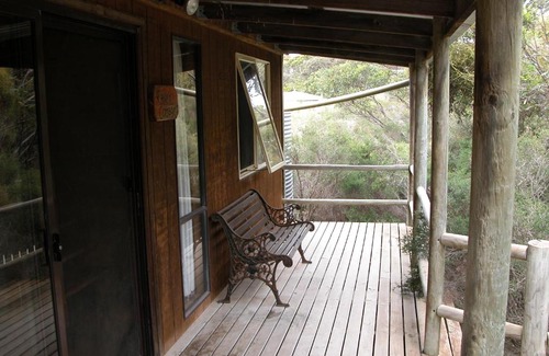 Newland House | Cozy Raven Cottage with Ocean View and Kitchen Amenities