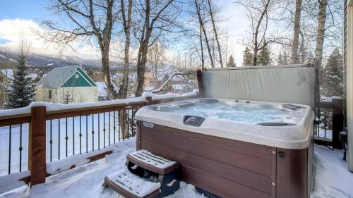 Weisshorn House | Raven's Bungalow: Family-Friendly Retreat Awaits You