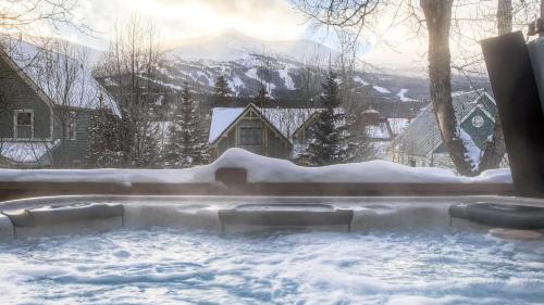 Weisshorn House | Raven's Bungalow: Family-Friendly Retreat Awaits You