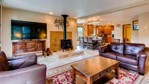 Weisshorn House | Raven's Bungalow: Family-Friendly Retreat Awaits You