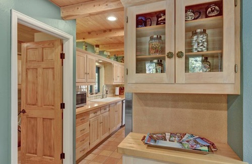 Cascade-Chipita Park Cabin | Enchanted Raven's Nest: Pet Friendly with Hot Tub & Spa