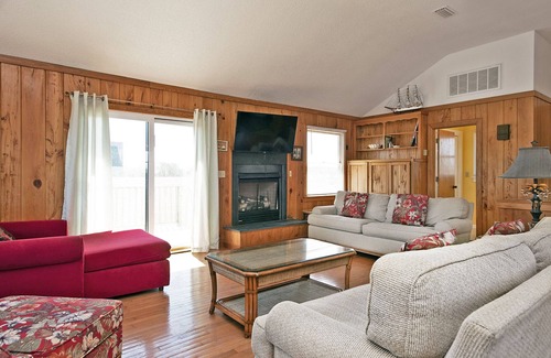 Nags Head House | Raven's Nest: Short Walk to the Beach | Hot Tub | Dogs Welcome
