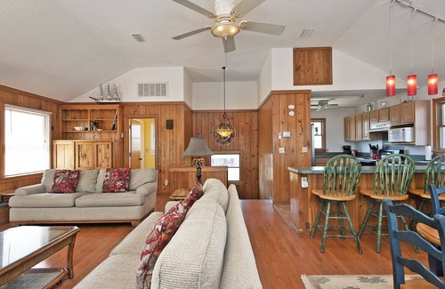 Nags Head House | Raven's Nest: Short Walk to the Beach | Hot Tub | Dogs Welcome