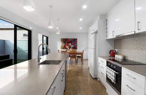 Geelong West House | Raven West: Ideal Getaway for Corporate or Family Stays
