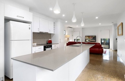 Geelong West House | Raven West: Ideal Getaway for Corporate or Family Stays