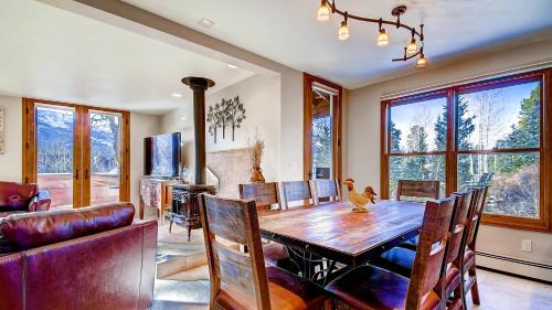 Weisshorn House | Raven's Bungalow: Family-Friendly Retreat Awaits You