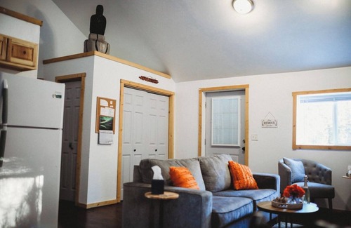 Fairbanks Cabin | Raven’s Landing: Family-Friendly Stay with Breakfast Included