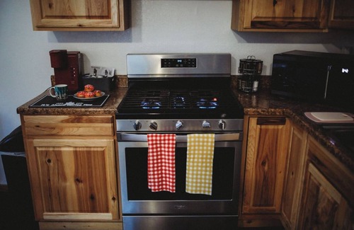 Fairbanks Cabin | Raven’s Landing: Family-Friendly Stay with Breakfast Included