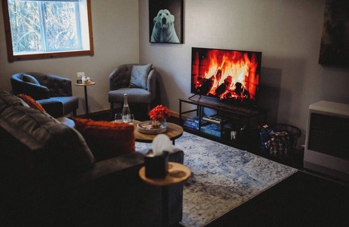 Fairbanks Cabin | Raven’s Landing: Family-Friendly Stay with Breakfast Included