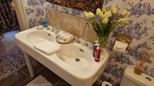 Mansfield Bed & Breakfast | Ravenscroft B&B: Rated 10/10, Pet-Friendly Amenities Await
