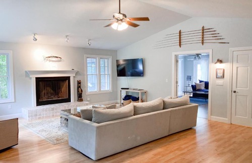 Harbert House | Relax at Ravenswood Pool House with Family-Friendly Amenities