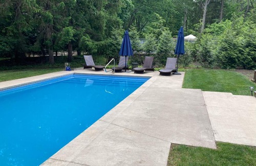 Harbert House | Relax at Ravenswood Pool House with Family-Friendly Amenities
