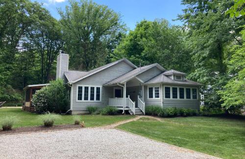 Harbert House | Relax at Ravenswood Pool House with Family-Friendly Amenities