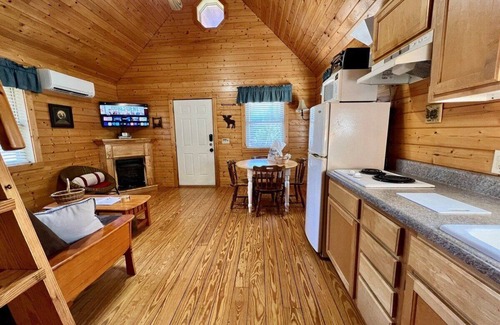 Laurel Springs Cabin | Idyllic Cabin Near Blue Ridge Parkway with Pond Views