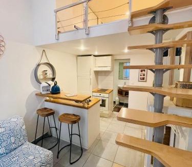 Prefecture Apartment | Charming Studio in Central Marseille with Oceanfront Views