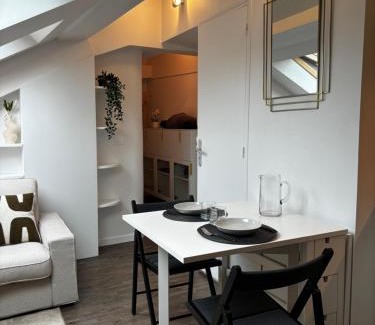Quartier du Mail Apartment | Charming Ravissant Studio Parisien - Child Friendly Stay