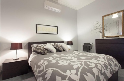 East Tamworth House | Family-Friendly Rawson's Retreat with Breakfast Near CBD