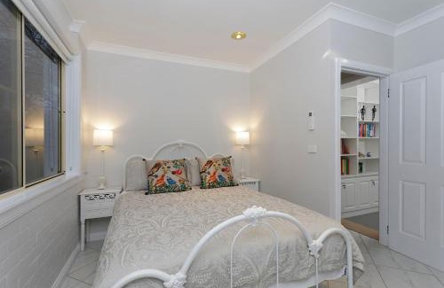 East Tamworth House | Family-Friendly Rawson's Retreat with Breakfast Near CBD