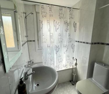 Mino Apartment | Budget-Friendly RAXEL - MIÑO: Family-Friendly Retreat