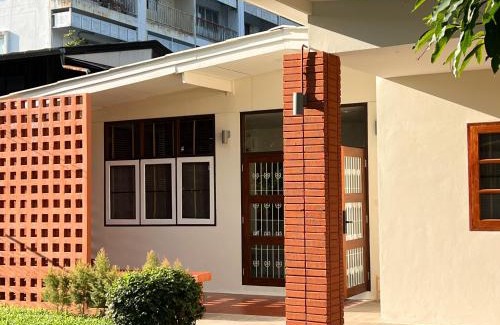 Nimman House | Welcoming Ray's Home: 3BR Near Nimman with Yard