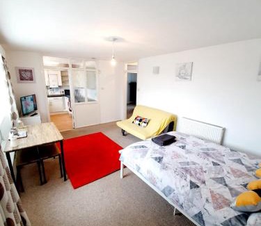 Rayleigh Apartment | Comfortable Rayleigh Town Centre 2 Bedroom Apartment
