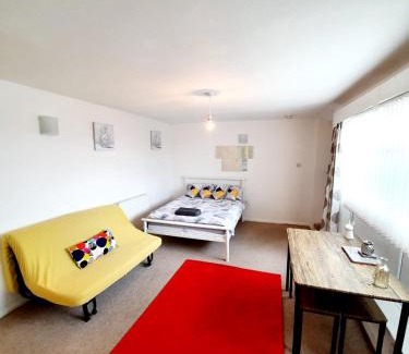 Rayleigh Apartment | Comfortable Rayleigh Town Centre 2 Bedroom Apartment