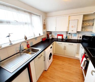 Rayleigh Apartment | Comfortable Rayleigh Town Centre 2 Bedroom Apartment