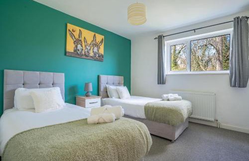 Peterborough House | Raymond James Accommodation: Family-Friendly Retreat with Garden