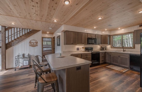 Innsbrook Ski Chalet | Explore Raynor Shine Chalet with Oceanfront Pool & Breakfast