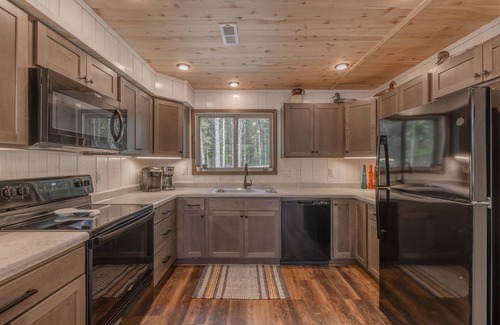 Innsbrook Ski Chalet | Explore Raynor Shine Chalet with Oceanfront Pool & Breakfast