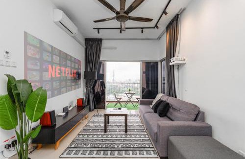Salak South Apartment | Lisa Homestay: KLCC View with Home Theatre & Pool Access