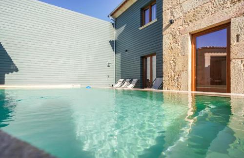 Valenca Apartment | RB Ganfei House: Oceanfront Retreat with Perfect 10 Score