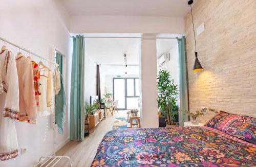 L'Amistat Apartment | Trendy Designer Escape for Couples & Digital Nomads