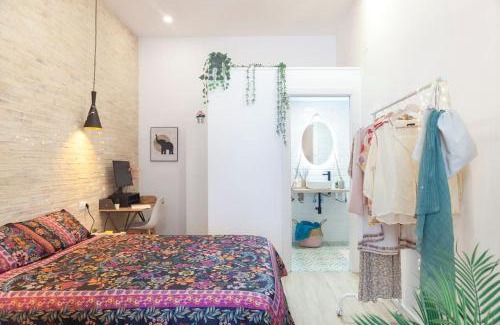 L'Amistat Apartment | Trendy Designer Escape for Couples & Digital Nomads