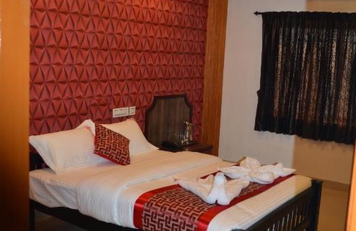 Perundurai Hotel | Cozy RD Hotel: Family-Friendly with Dining & Breakfast