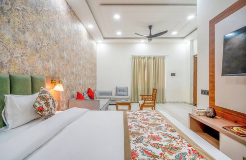 Rohtak Hotel | Relax at RD RESORT: Family-Friendly with Pool & Spa