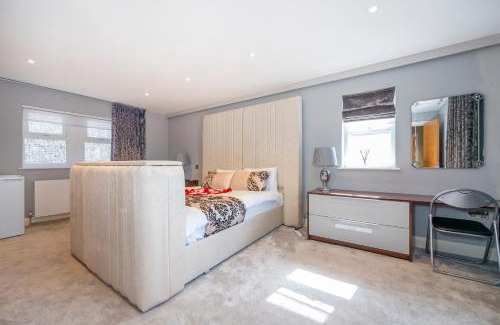 Batley House | Relaxed Comfort at RD7C with Free Parking & Fast WiFi