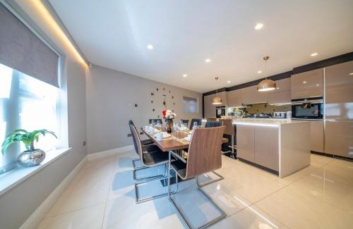 Batley House | Relaxed Comfort at RD7C with Free Parking & Fast WiFi