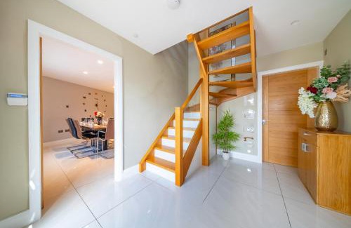 Batley House | Relaxed Comfort at RD7C with Free Parking & Fast WiFi