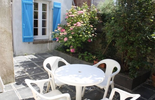 Granville Apartment | Cozy RDC with Sunlit Courtyard and Breakfast Included