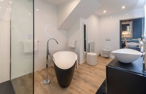 Vivy Apartment | Relaxing Retreat at RDC - Château de la Ronde with Spa & Pool