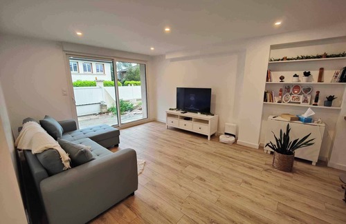 Saint-Laurent-de-Mure House | Convenient RDC T4 Near Airport with Family-Friendly Amenities
